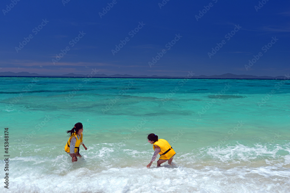 海水浴を楽しむ姉妹 海水浴を楽しむ姉妹