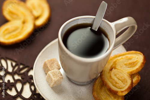 Kawa z ciastkiem francuskim