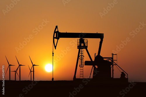Cuadro en lienzo oil pump silhouette in sunset and alternative energy