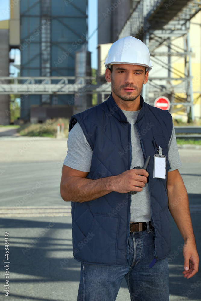Obraz premium Worker surveying site