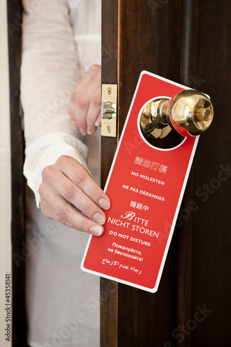 bitte nicht stören schild an der türklinge beim hotelzimmer