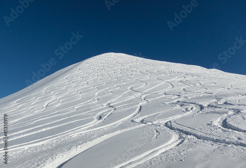 Gipfel mit frischen Schneespuren in Wellenform photo