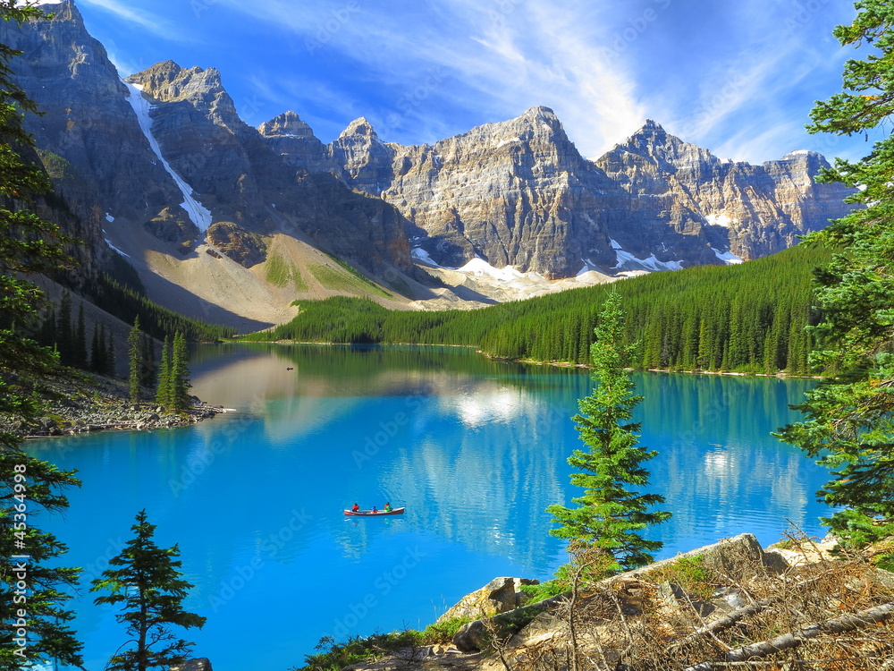 Fototapeta premium Żywe odcienie jeziora Moraine w Parku Narodowym Banff w Kanadzie