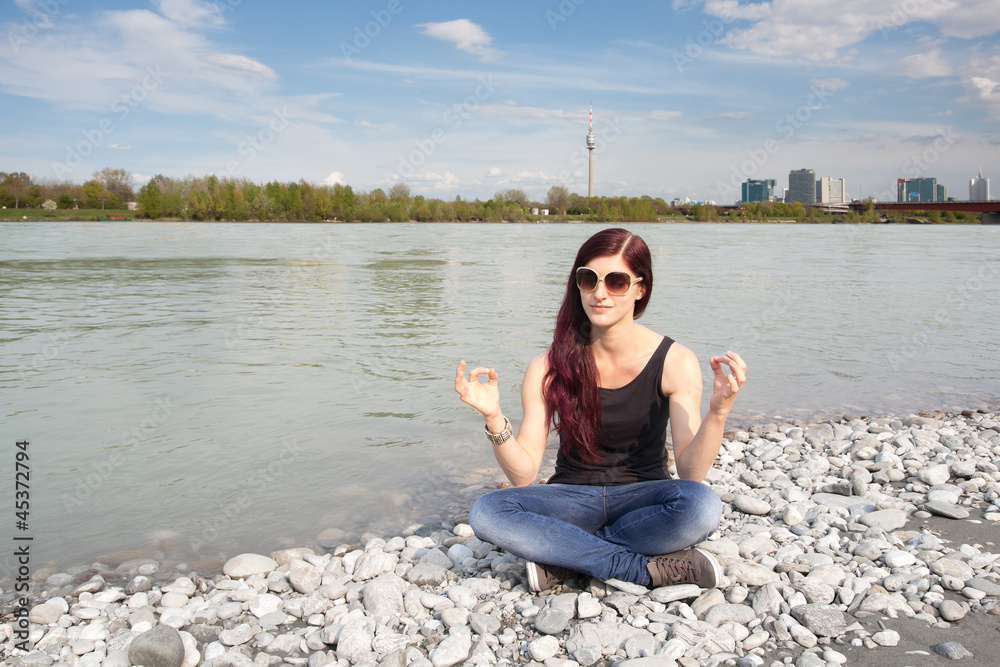 Frau beim Meditieren / Skyline Wien
