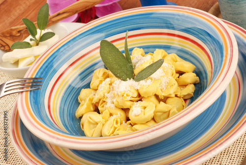 TORTELLINI AL BURRO CON SALVIA photo