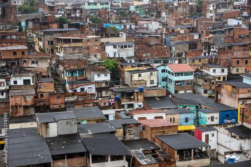 Favela en brasil, toma aérea.