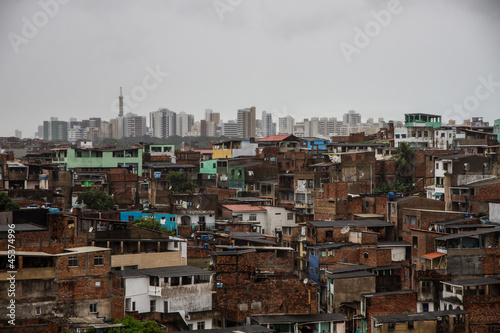 contraste favela y ciudad