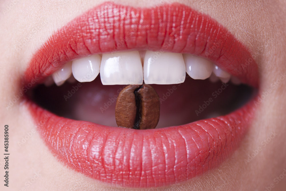 Obraz premium coffee bean in a female mouth