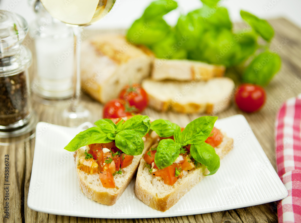 frische italienische Bruschetta mit Tomaten und Knoblauch auf ei