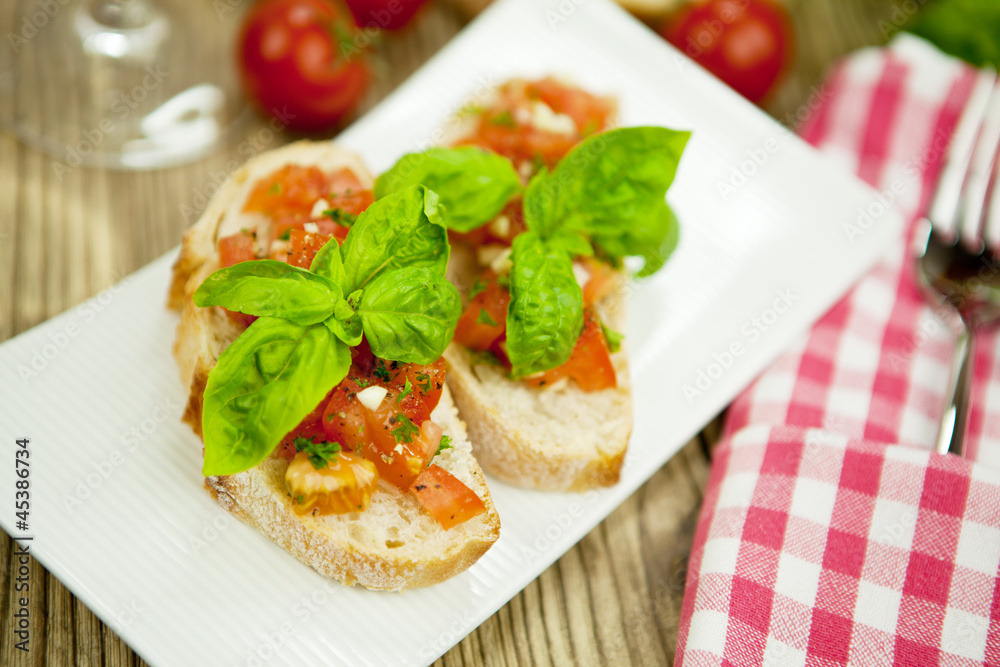 frische italienische Bruschetta mit Tomaten und Knoblauch auf ei
