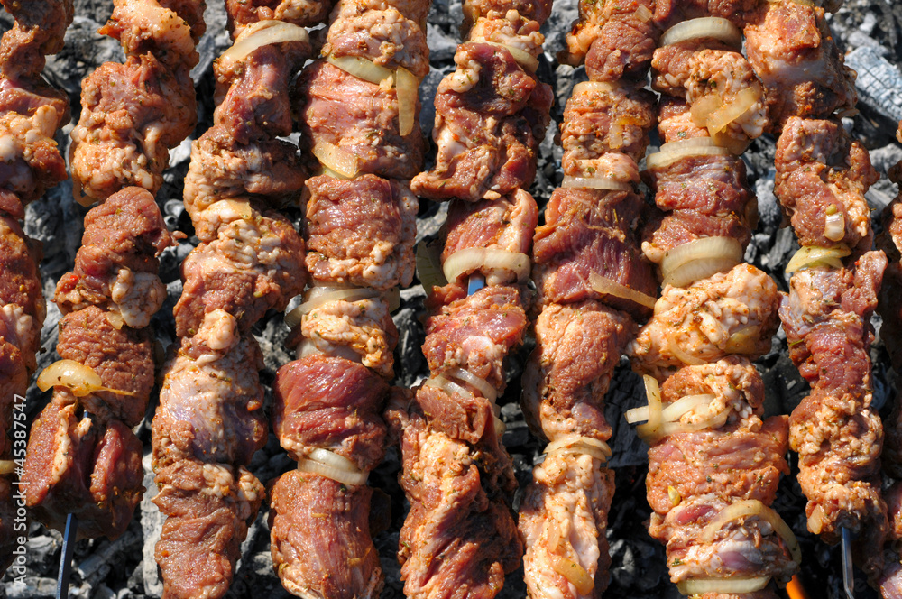 Preparation of meat slices in sauce on fire