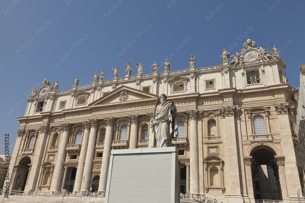 Estatua de San Pablo en la Plaza de San Pedro del Vaticano