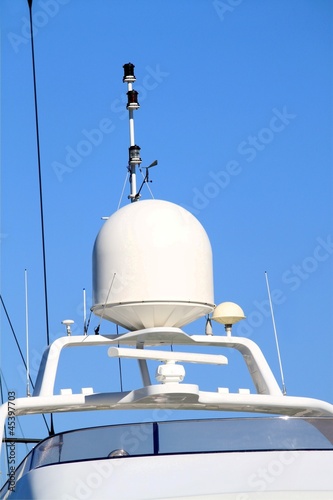 Antennes et radars sur un yacht photo