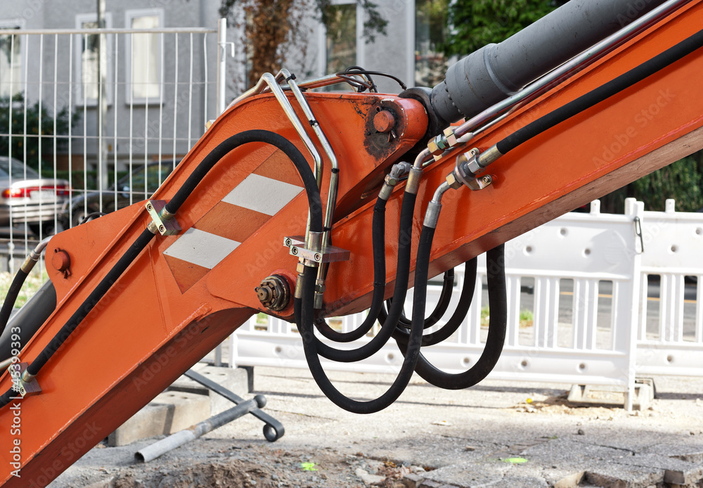 Hydraulikleitungen und Schläuche an einer Baumaschine Hydraulikleitungen und Schläuche an einer Baumaschine