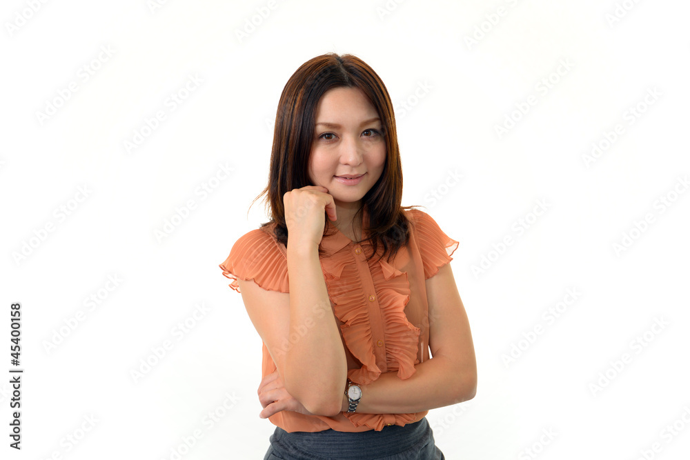 腕を組み微笑むオフィスレディー