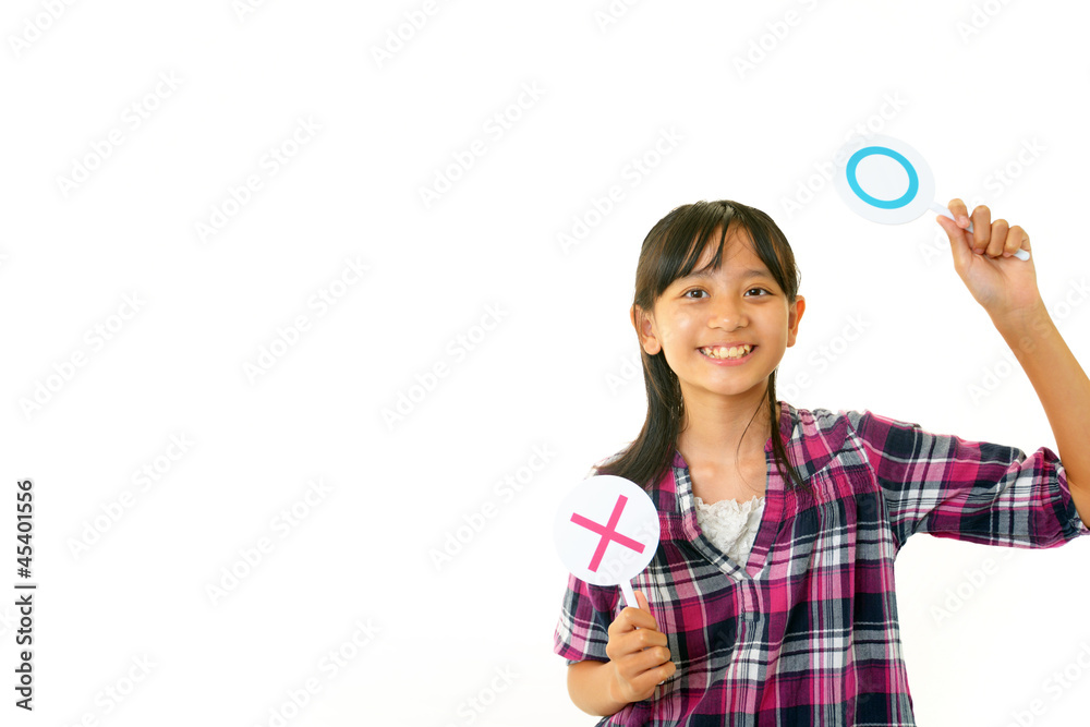 正解札を持って微笑む女の子