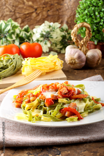 Tagliatelle with tomato, mozzarella and bacon