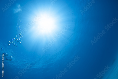 青い海とバブルと太陽