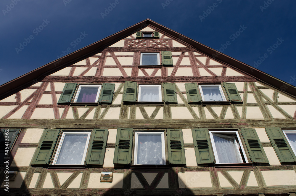 Fototapeta premium Fachwerkhaus und blauer Himmel