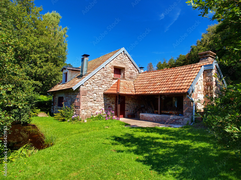 MAISON EN PIERRES