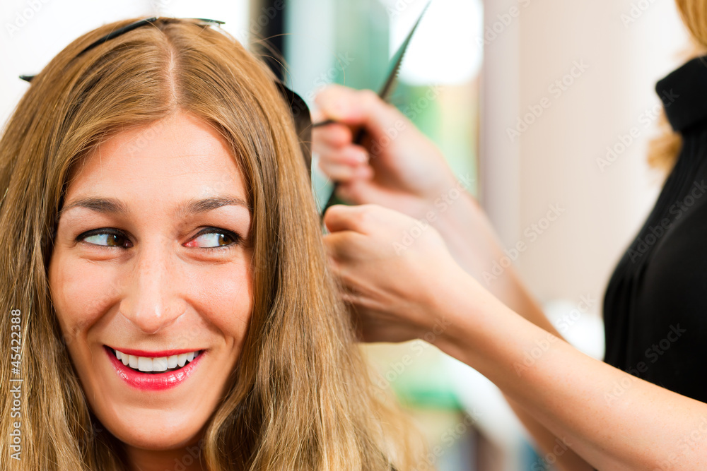 Naklejka premium Beim Friseur - Frau erhält Haarfarbe oder Strähnchen