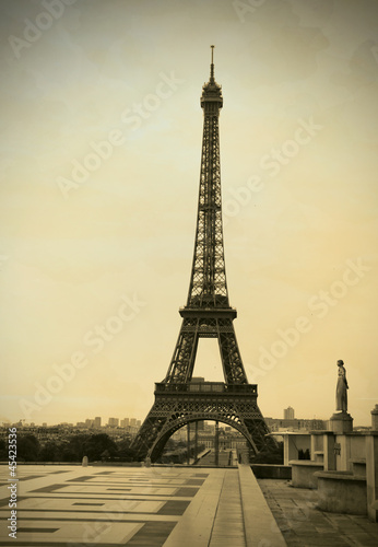 Fototapeta Naklejka Na Ścianę i Meble -  Eiffel Tower sepia vintage/retro style