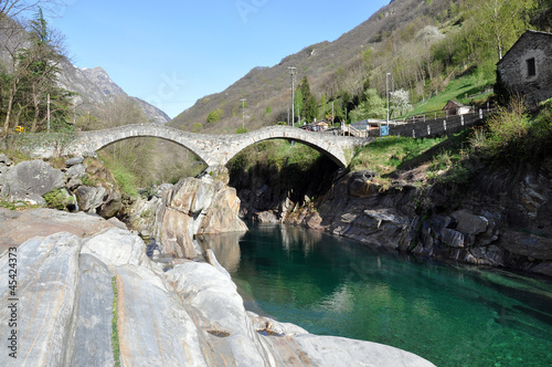 Fotografie Ponte dei salti bridge in Lavertezzo, Switzerland
