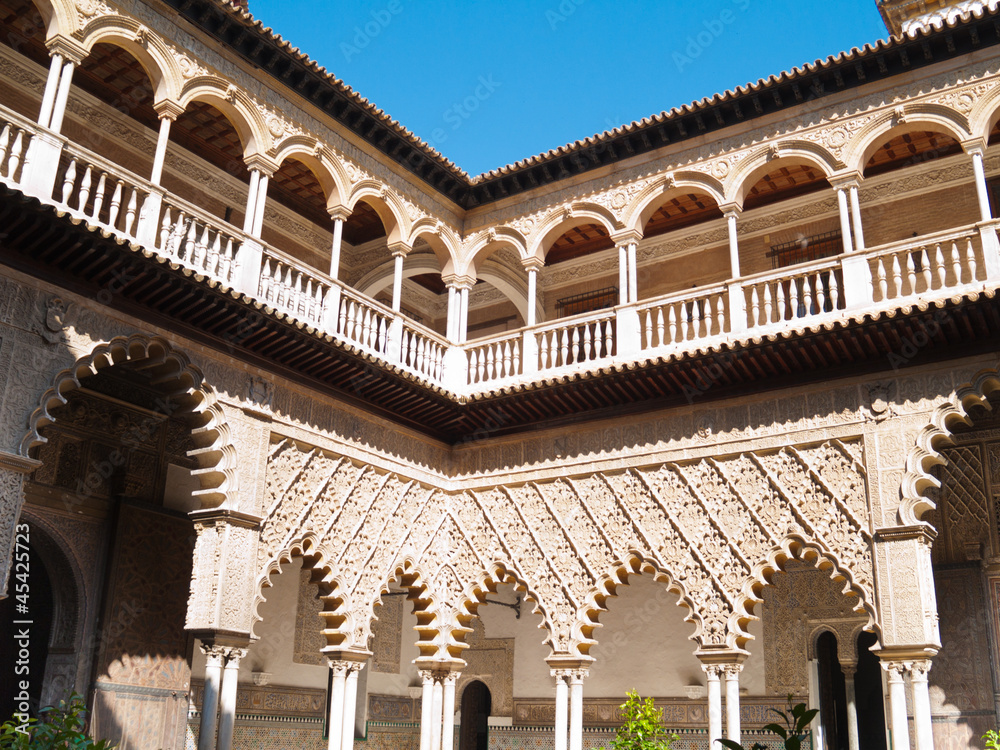 Obraz premium Patio de las Doncellas in Royal palace, Real Alcazar (built on 1
