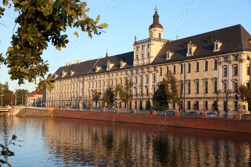 Architektura, piękny zabytkowy budynek z odbiciem w wodzie, Uniwersytet Wrocławski photo