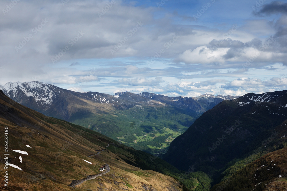 Fototapeta premium Panoramablick über die Berge