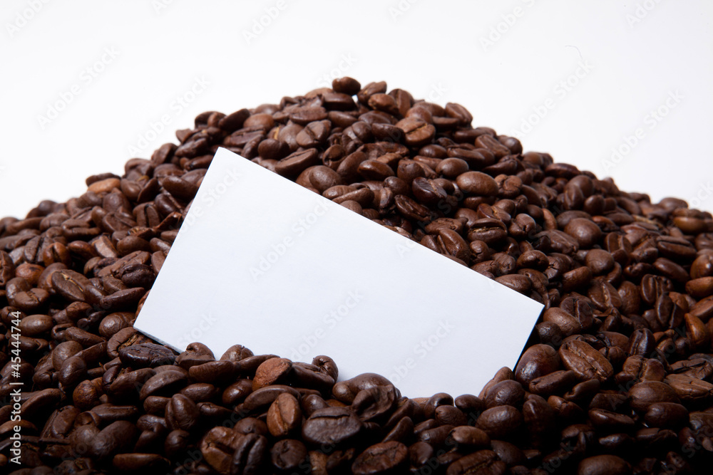 Notizzettel in Kaffeebohnenhaufen Notizzettel in Kaffeebohnenhaufen