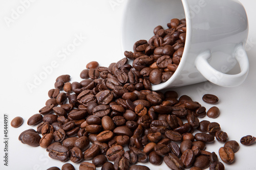 Kaffeebohnen in umgekippter Tasse  Ausschnitt 