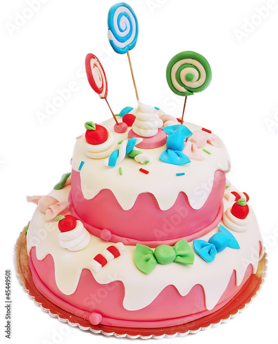 Torta rosa di compleanno su sfondo bianco