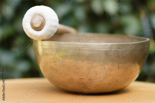 Klangschale auf Tisch