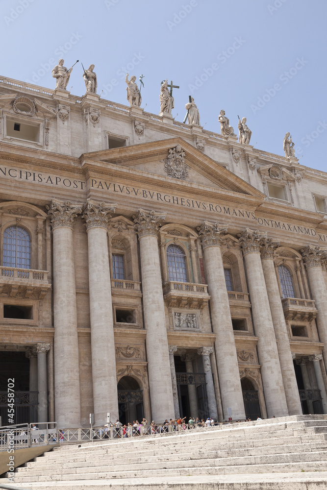 Escalinata ante la Basílica de San Pedro en el Vaticano