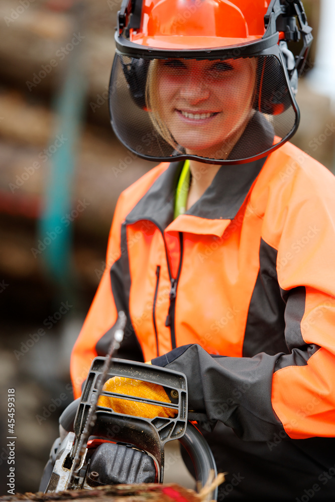 Junge Attraktive Frau Mit Motorsäge In Schutzkleidung Stock Foto Adobe Stock 