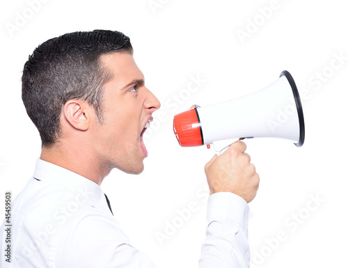 homme criant avec mégaphone