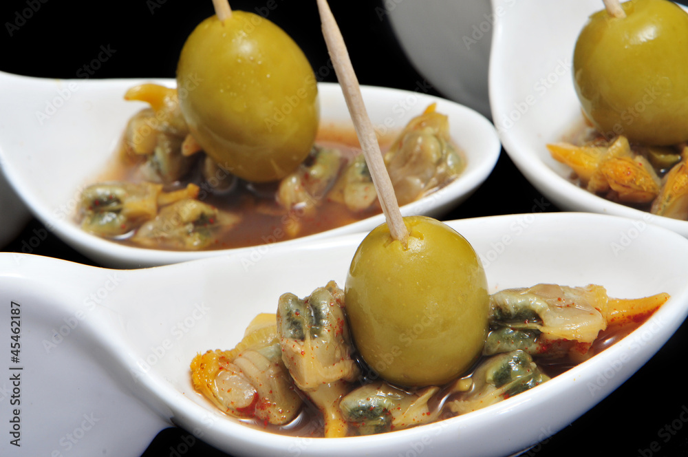 berberechos, spanish cockles, served as appetizer with olives