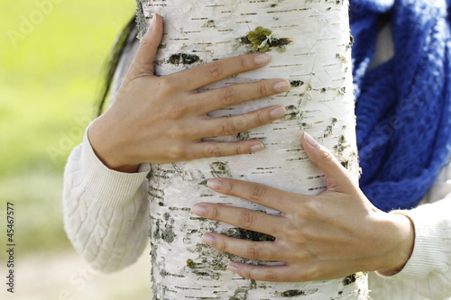 Frau umarmt einen Baum photo