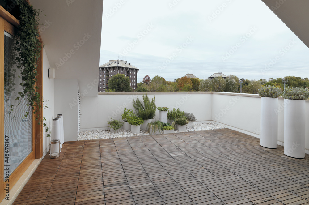 terrazzo moderno con pavimento di legno Stock Photo | Adobe Stock