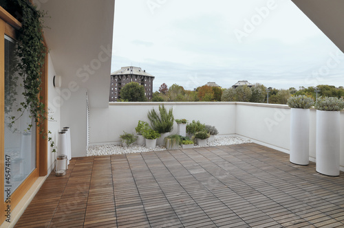 Foto terrazzo moderno con pavimento di legno
