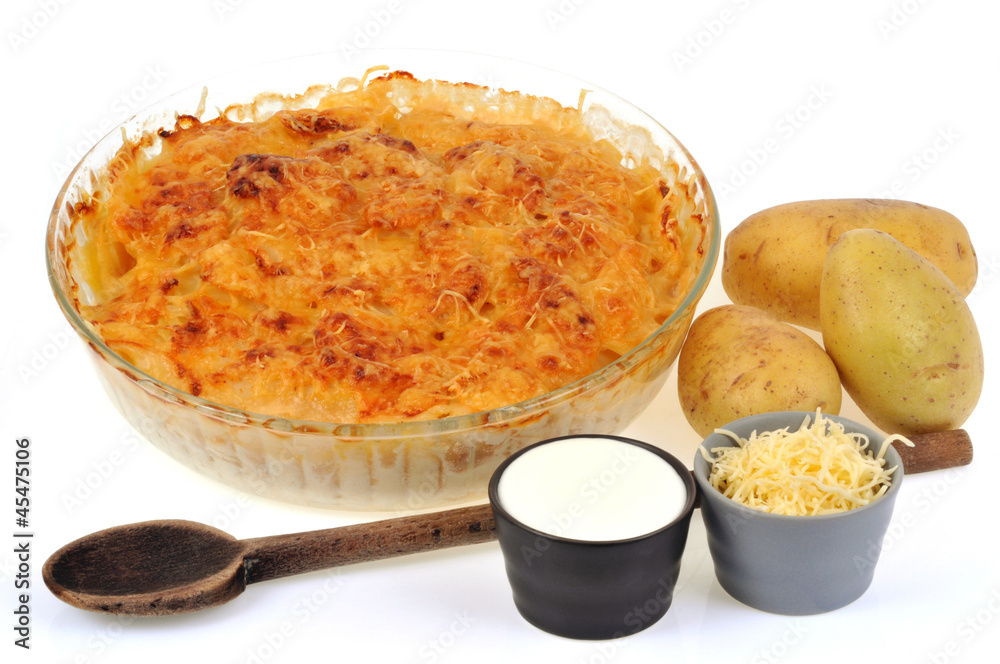Plat de gratin dauphinois et ses ingrédients Plat de gratin dauphinois et ses ingrédients