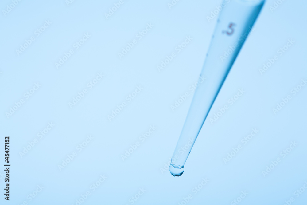 実験器具　スポイトのしずく