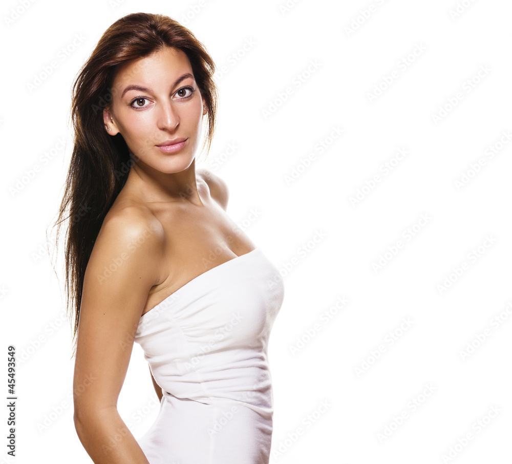 seitliches portrait einer schönen frau vor weissem hintergrund seitliches portrait einer schönen frau vor weissem hintergrund