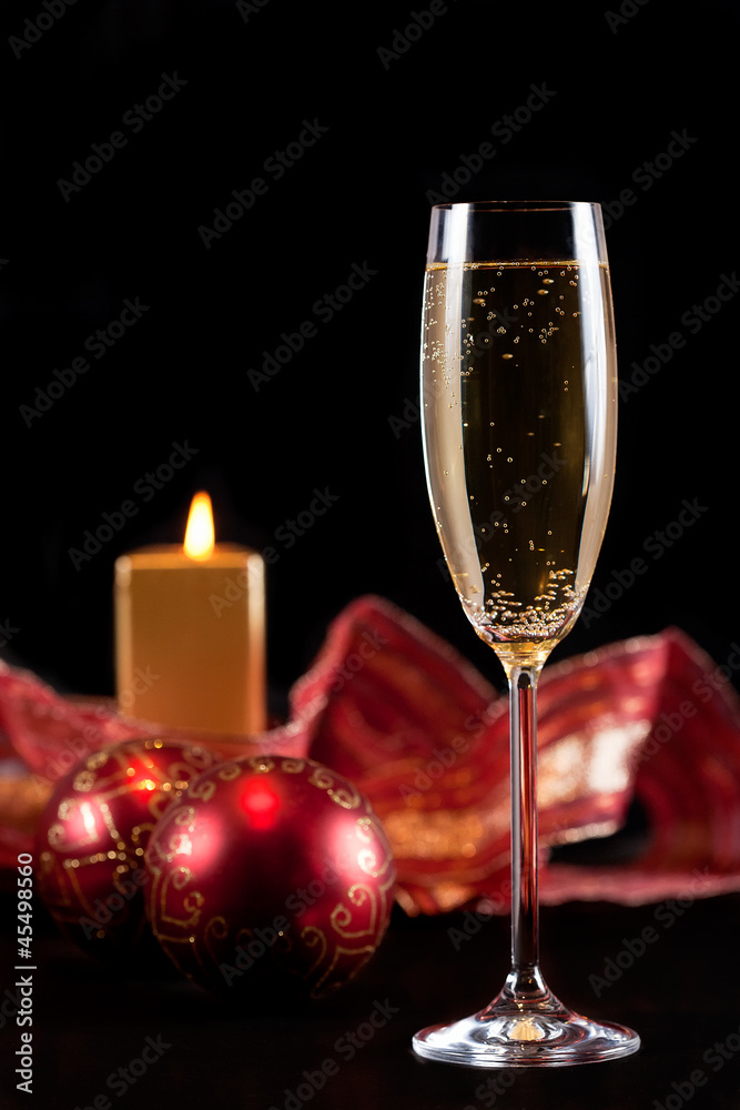 Decoracion de Navidad con champagne en fondo negro Decoracion de Navidad con champagne en fondo negro