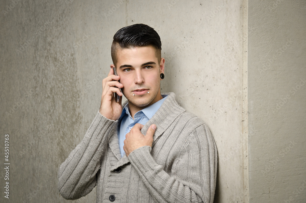 junger moderner business Mann telefoniert junger moderner business Mann telefoniert