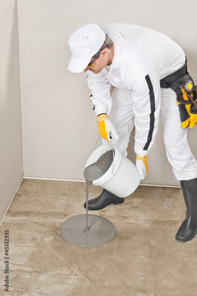 worker apply self leveling floor