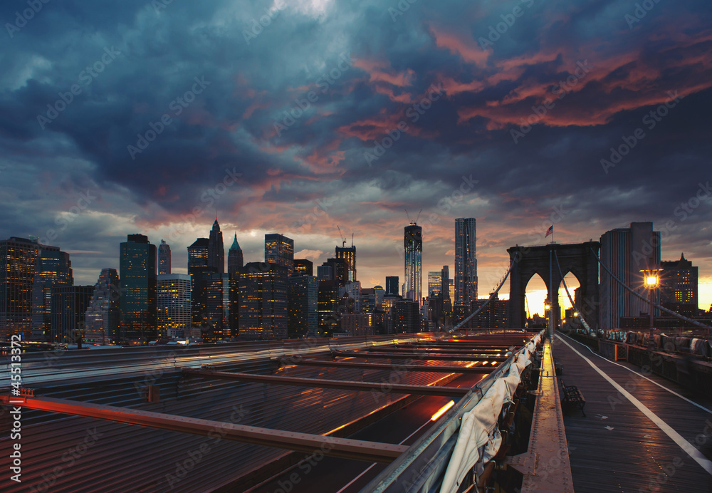Fototapeta premium Panoramic shot of Manhattan skyline from the Brooklyn bridge