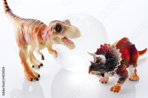 地球儀と恐竜の玩具