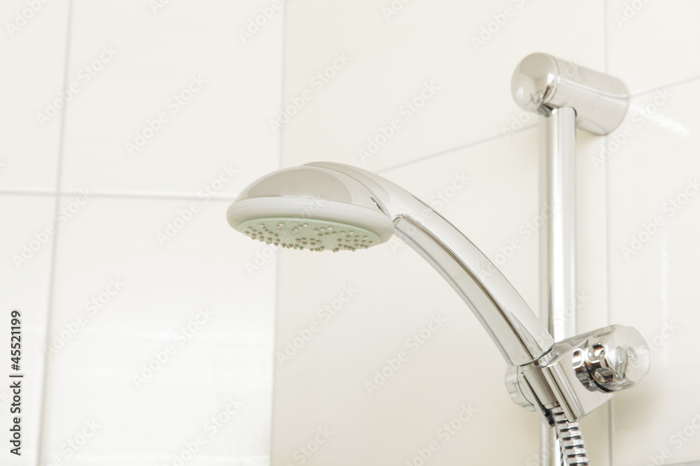 Brausekopf einer Dusche an seiner Halterung Stock-Foto | Adobe Stock